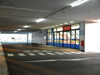 Medium_車を入口に横付け　可